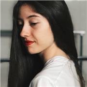 Profesora de química imparte clases a alumnos a partir de primero de la ESO